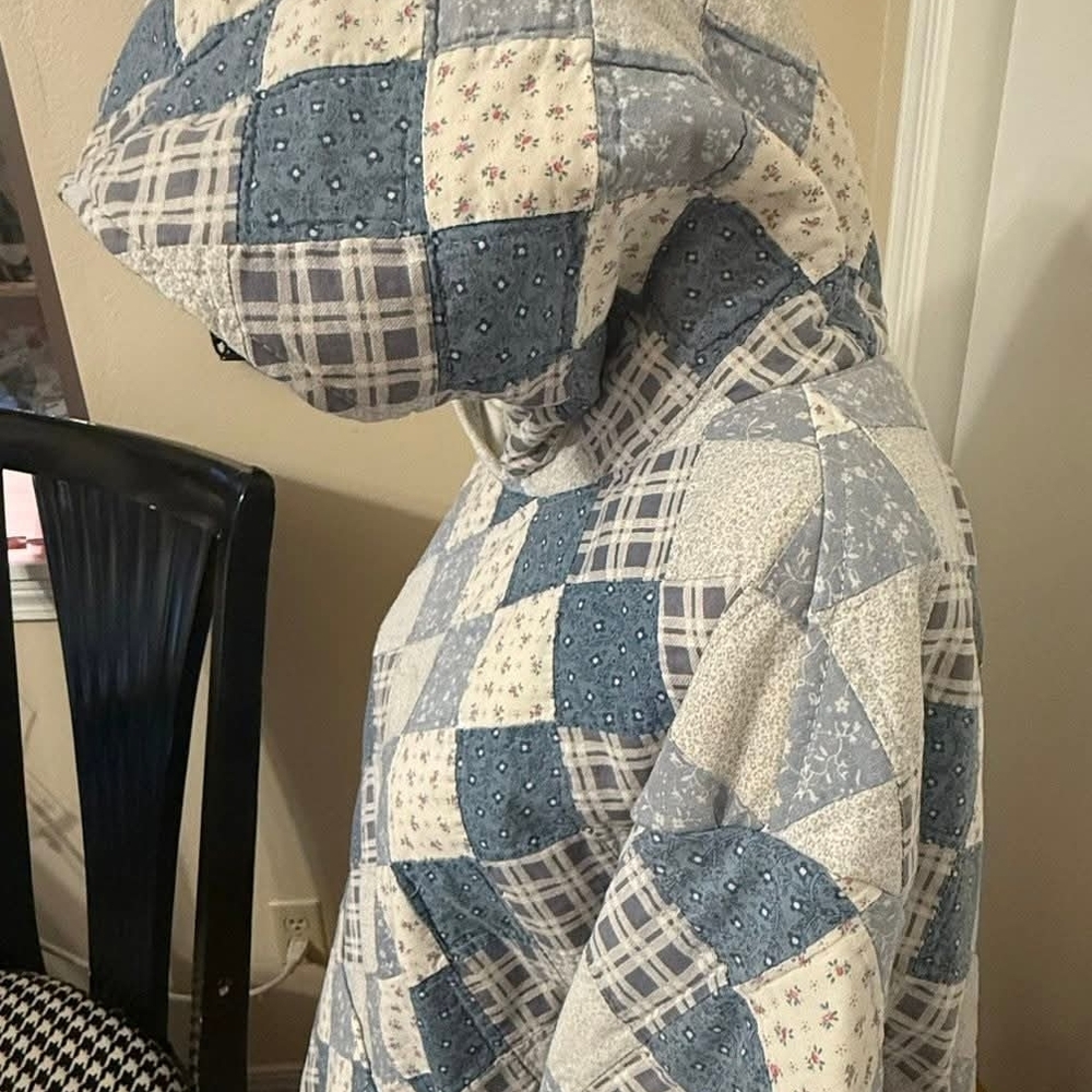 Blue and White Patchwork Quilt - image 4